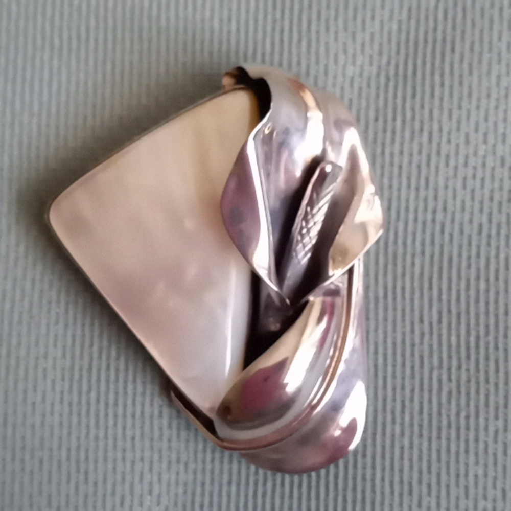 ARTIST MADE STERLING SILVER CALLA LILLY AND WHITE MOTHER OF PEARL PIN/PENDENT